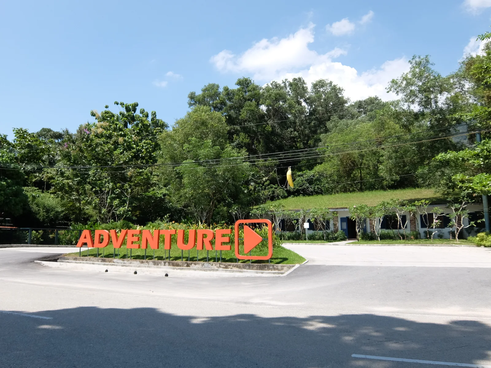 2017年6月槟城 ESCAPE Adventureplay 实拍,可见橙色招牌、树林与上方绳索
